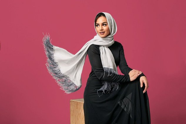 Framed People Cotton Feathers Hijab in Gray